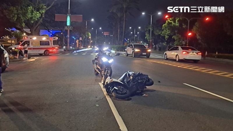 高雄市鳳山區昨晚（17日）發生嚴重車禍，2名騎士送醫，其中１人命危。（圖／翻攝畫面）