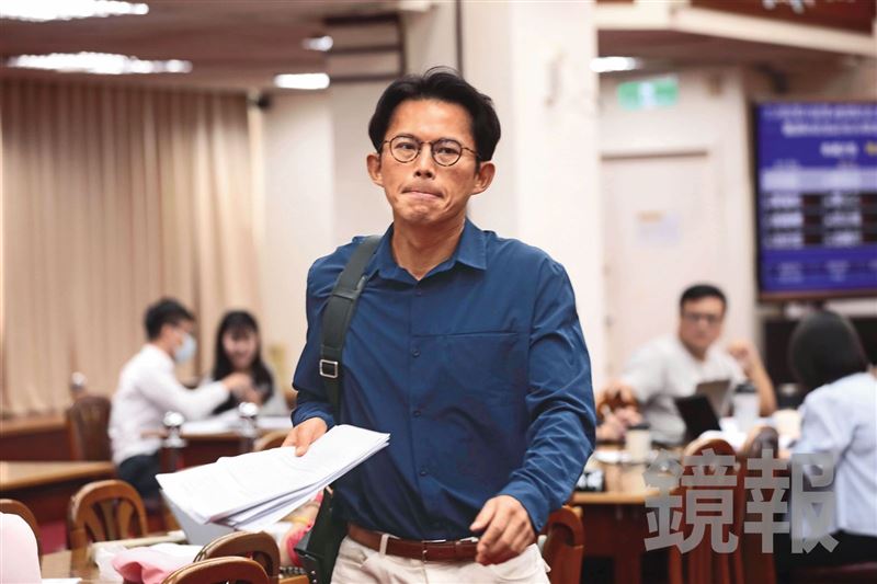 黃國昌涉貪風暴越演越烈，實質掌握凱思國際運作，涉及黨狗駭媒醜聞，各界要求他退出政壇聲音不斷。（鏡報林煒凱）