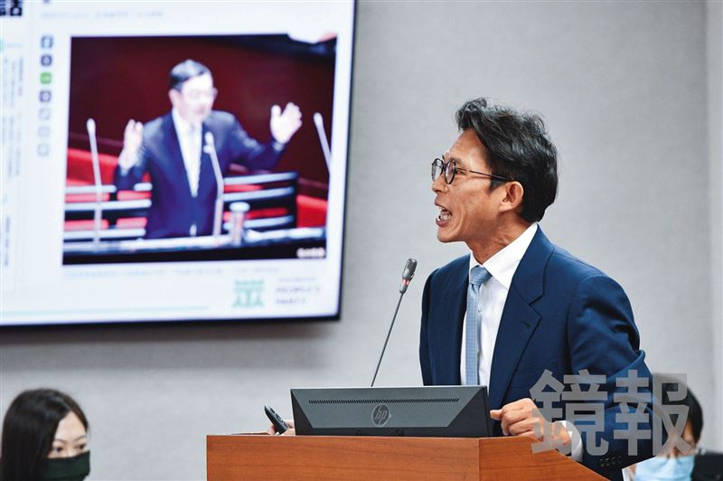 黃國昌透過質詢炮轟《鏡電視》與臺雅集團創辦人遭詐案，涉及拿錢辦事的貪汙對價關係。（鏡報李智為）