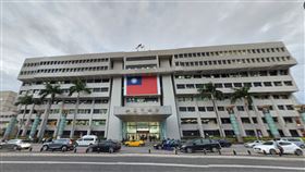 桃園市府對面一處辦公大樓17日下午驚傳墜樓案。（圖／翻攝自google maps）