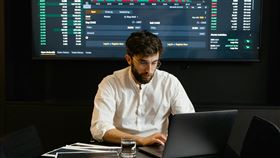 上週外資在集中市場賣超981.78億元，賣超長榮航7.64萬張最多，另買超力積電9.05萬張最多。（示意圖／PEXELS） 