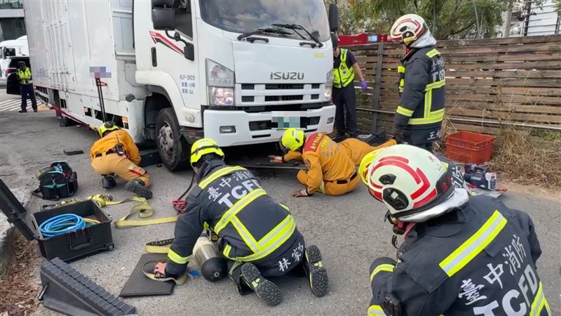 物流車與同向的雙載機車發生擦撞。（圖／翻攝畫面）