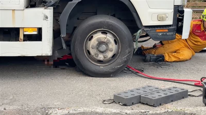 救援過程中可見騎士時不時揮動手部求救。（圖／翻攝畫面）