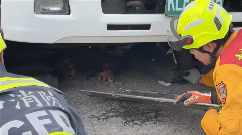 女騎士、女乘客連人帶車被捲入車底（圖／翻攝畫面）