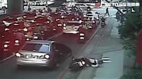 車停路中還開門　三寶駕駛擊落騎士頭撞地（圖／翻攝畫面）