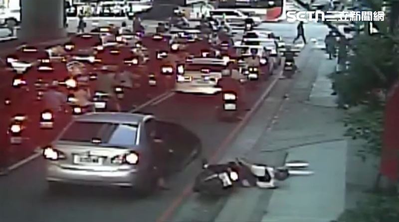 車停路中還開門　三寶駕駛擊落騎士頭撞地