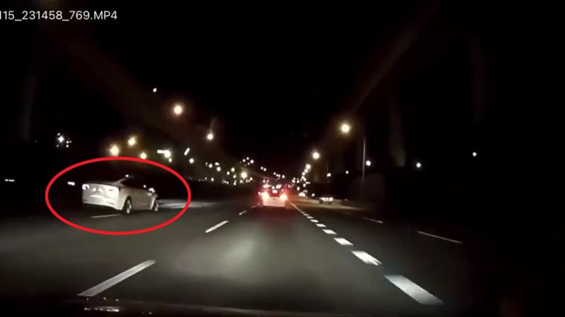 特斯拉肇事過程被後方行車紀錄器拍下。（圖／翻攝畫面）