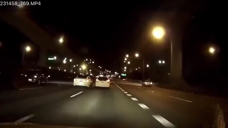特斯拉肇事過程被後方行車紀錄器拍下。（圖／翻攝畫面）