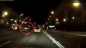 國道1號日前發生一起特斯拉自撞事故，肇事駕駛疑因恍神、打瞌睡，導致車輛蛇行、偏離車道，先撞上內側分隔島後，又再失控向右橫移撞擊護欄，瞬撞過程全被後車行車紀錄器拍下。