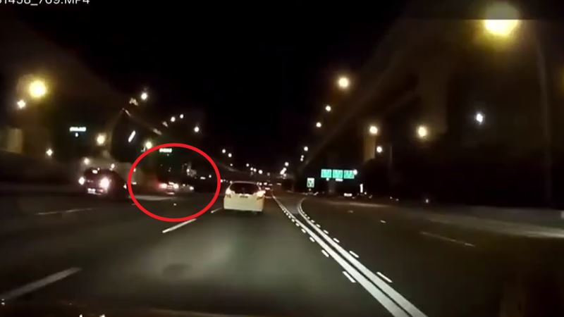 特斯拉國道蛇行失控連環撞　驚悚畫面曝