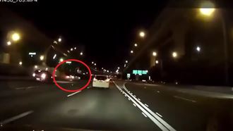 特斯拉國道蛇行失控連環撞　驚悚畫面曝