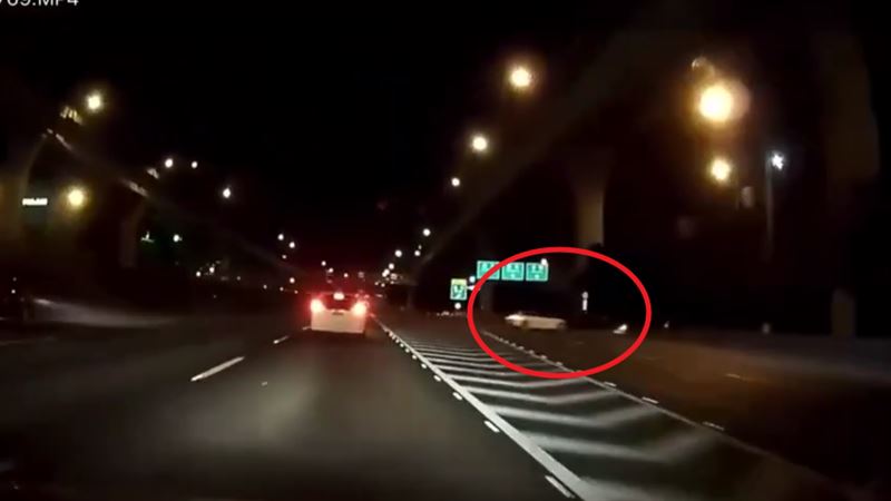 特斯拉肇事過程被後方行車紀錄器拍下。（圖／翻攝畫面）