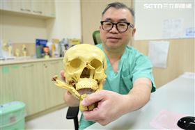 建築工臉部墜地面目全非　醫隱形重建換臉（圖／翻攝畫面）