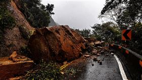 新北市雙溪區102線22.5公里處今天（18日）上午7時許發生坍方，數塊巨石從邊坡滑落覆蓋整片道路，導致雙向交通受阻