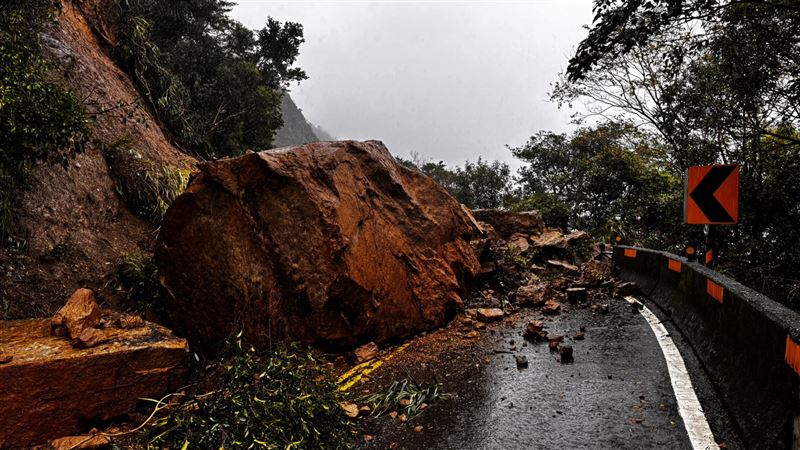 新/瑞雙公路巨石坍方 雙向交通受阻封閉
