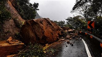 新／瑞雙公路巨石坍方　雙向交通受阻封閉