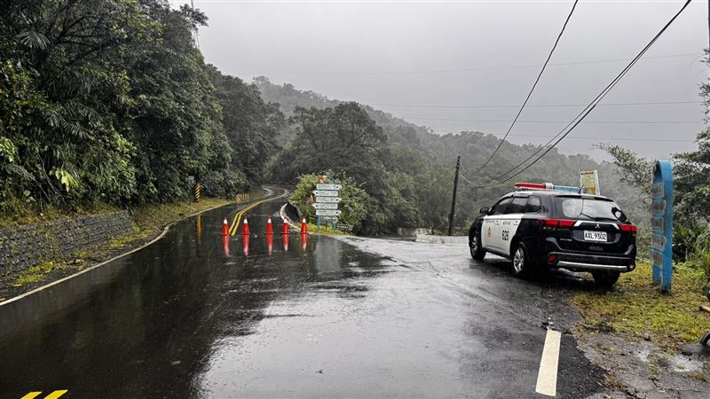 警方於兩端進行管制。（圖／翻攝畫面）