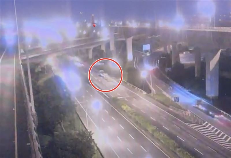 砂石車車斗打開沿路「掉寶」。（圖／翻攝自國道公路警察局 臉書）