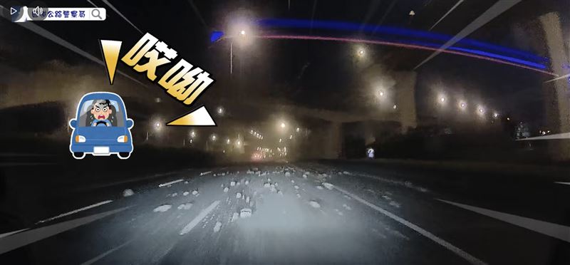 苦主1號閃不掉，輾壓「地雷」。（圖／翻攝自國道公路警察局 臉書）