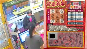 刮刮樂「中1萬」扔桌上　彩券行急尋中獎人！網刷一排讚：良心店家（圖／翻攝自「屏東縣萬丹鄉交流地」臉書）