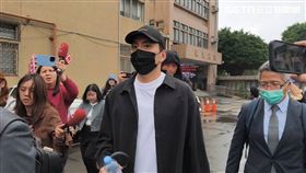 王大陸當庭認罪後離開法院。（圖／記者莊淇鈞攝影）