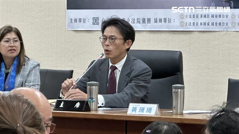 黃國昌（右）深陷聘雇狗仔集團跟監政敵醜聞。（圖／記者詹宜庭攝影）