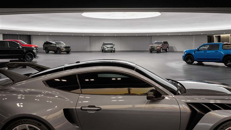 10個落地式旋轉展示台能用來審車。（圖／翻攝Ford網站）