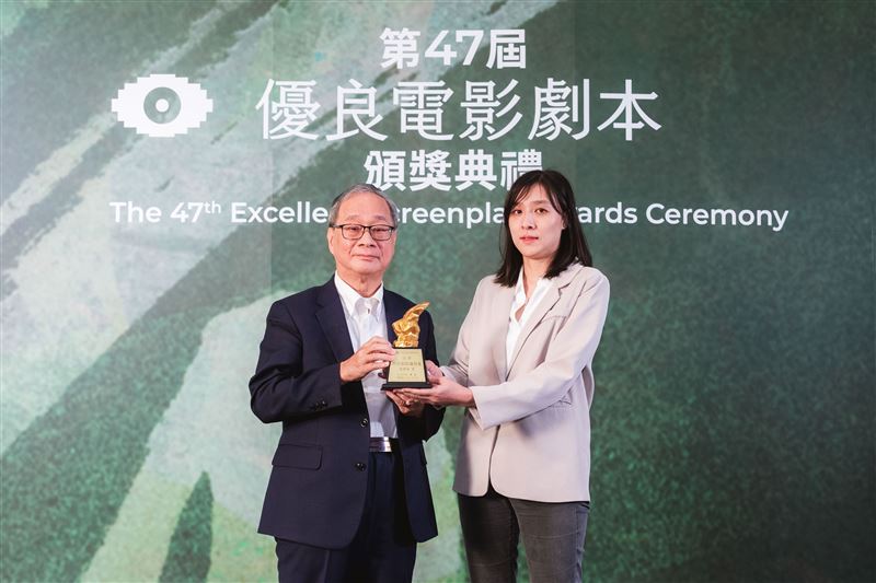 第47屆優良電影劇本首獎得主〈咱在監獄遇到鬼〉藍夢荷與文化部長李遠。（圖／金馬執委會提供）