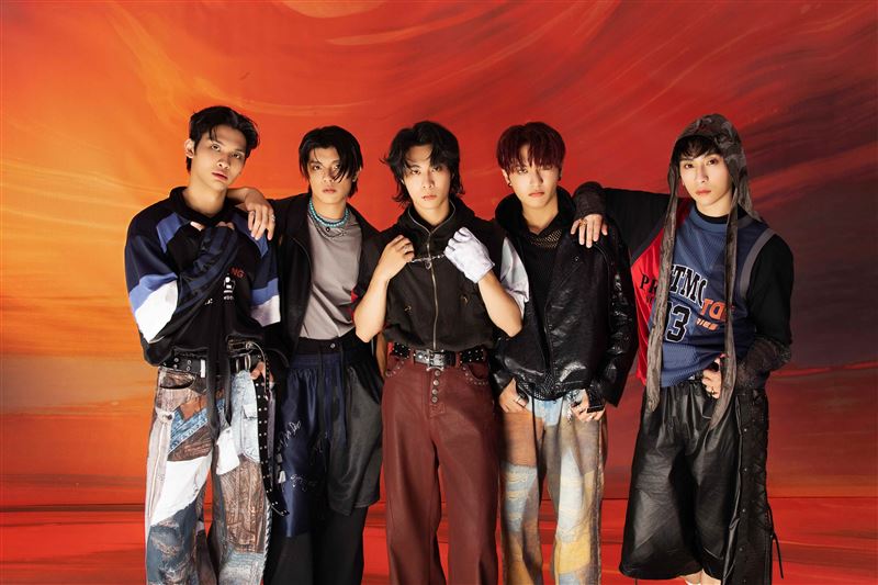 FEniX首次海外演出獻給越南。左起浦洋、峻廷、MAX、承隆、家齊。（圖／華納音樂提供）