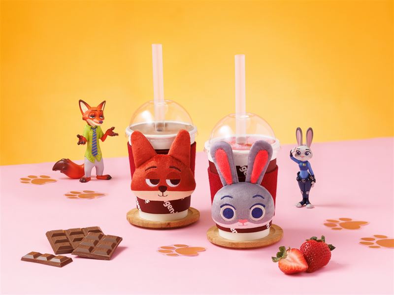以雙主角尼克、茱蒂為靈感的奶昔、毛絨杯套，粉絲必收藏。(圖／哈根達斯提供）