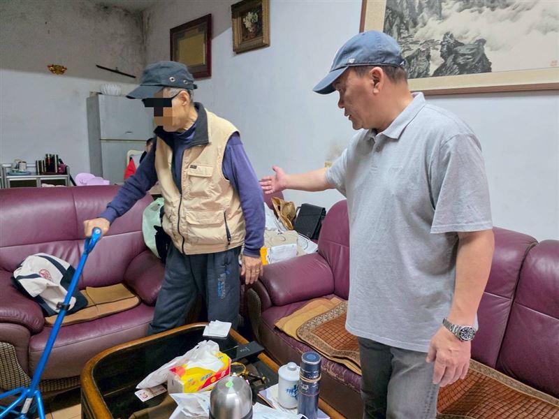 得怪病老父親苦守重度智障兒！擔心走後成一屋兩命新聞，淚謝《愛的延續》公益協會與里長等善心人士救援。（圖／《愛的延續》公益協會提供）