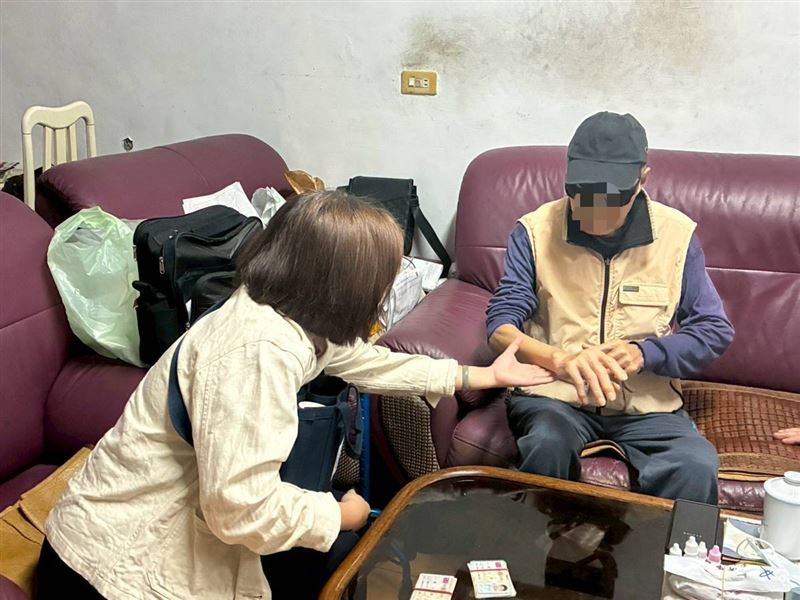 得怪病老父親苦守重度智障兒！擔心走後成一屋兩命新聞，淚謝《愛的延續》公益協會與里長等善心人士救援。（圖／《愛的延續》公益協會提供）