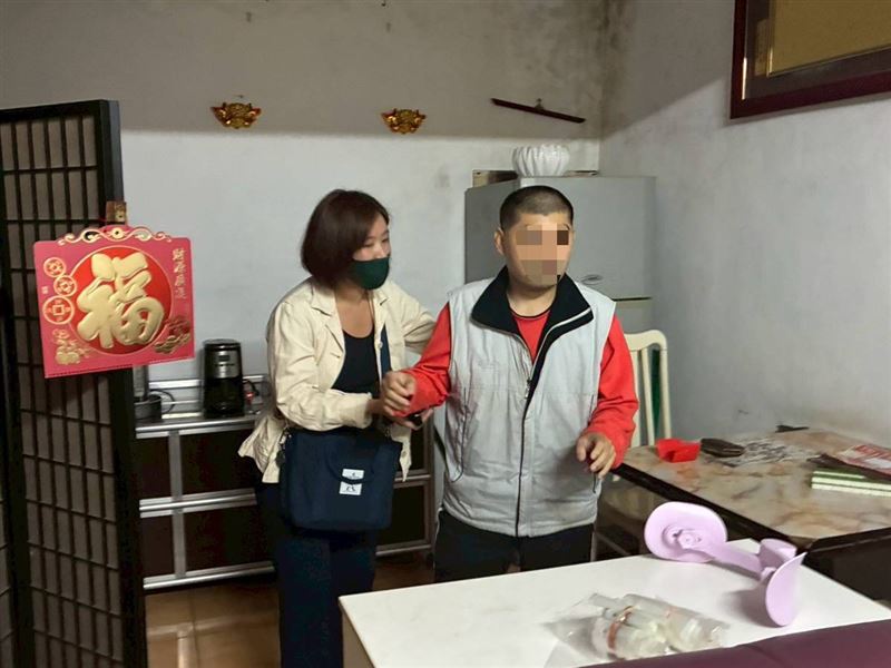 得怪病老父親苦守重度智障兒！擔心走後成一屋兩命新聞，淚謝《愛的延續》公益協會與里長等善心人士救援。（圖／《愛的延續》公益協會提供）