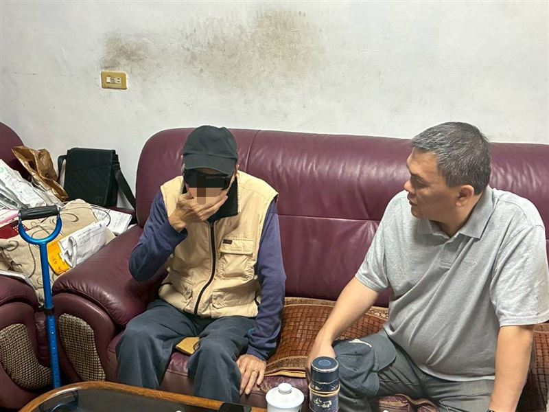 得怪病老父親苦守重度智障兒！擔心走後成一屋兩命新聞，淚謝《愛的延續》公益協會與里長等善心人士救援。（圖／《愛的延續》公益協會提供）