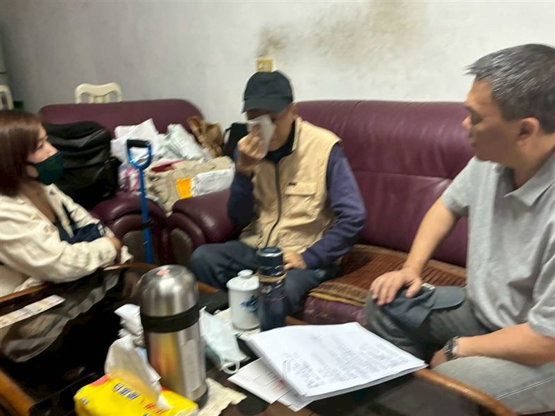 得怪病老父親苦守重度智障兒！擔心走後成一屋兩命新聞，淚謝《愛的延續》公益協會與里長等善心人士救援。（圖／《愛的延續》公益協會提供）