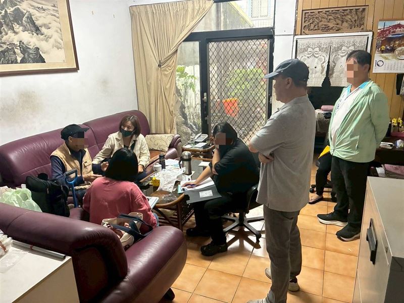 得怪病老父親苦守重度智障兒！擔心走後成一屋兩命新聞，淚謝《愛的延續》公益協會與里長等善心人士救援。（圖／《愛的延續》公益協會提供）