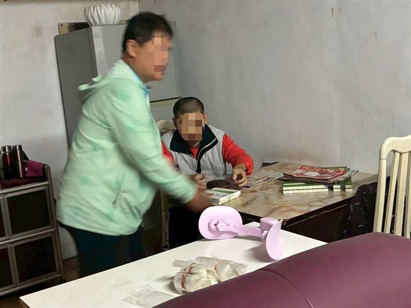 得怪病老父親苦守重度智障兒！擔心走後成一屋兩命新聞，淚謝《愛的延續》公益協會與里長等善心人士救援。（圖／《愛的延續》公益協會提供）