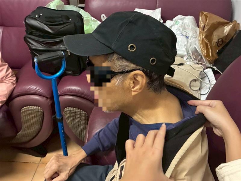 得怪病老父親苦守重度智障兒！擔心走後成一屋兩命新聞，淚謝《愛的延續》公益協會與里長等善心人士救援。（圖／《愛的延續》公益協會提供）