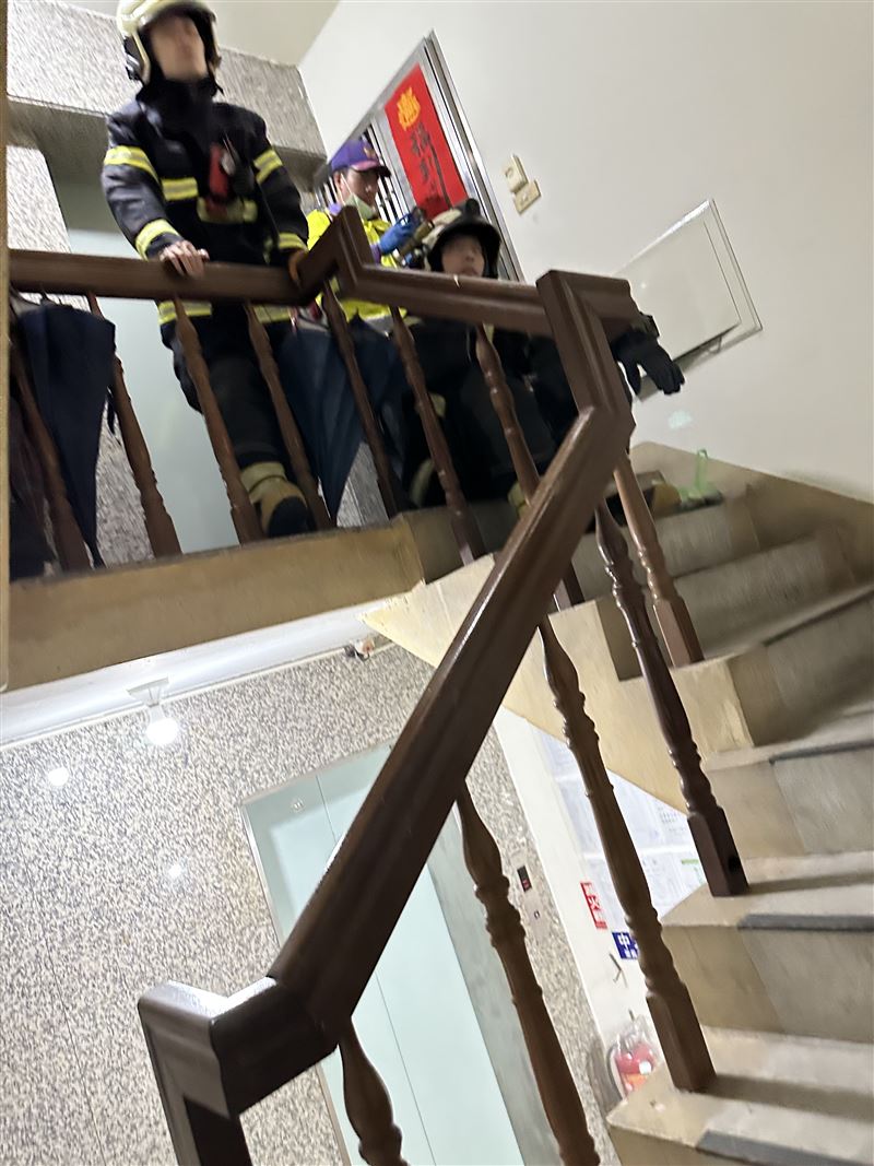 警消在門外警戒，最後攻堅進入屋內。（圖／翻攝畫面）