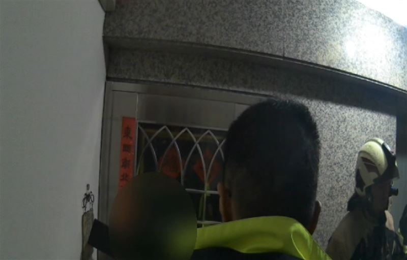 陳姓男子酒後情緒不穩，在家中開瓦斯，老父親在外勸說。（圖／翻攝畫面）