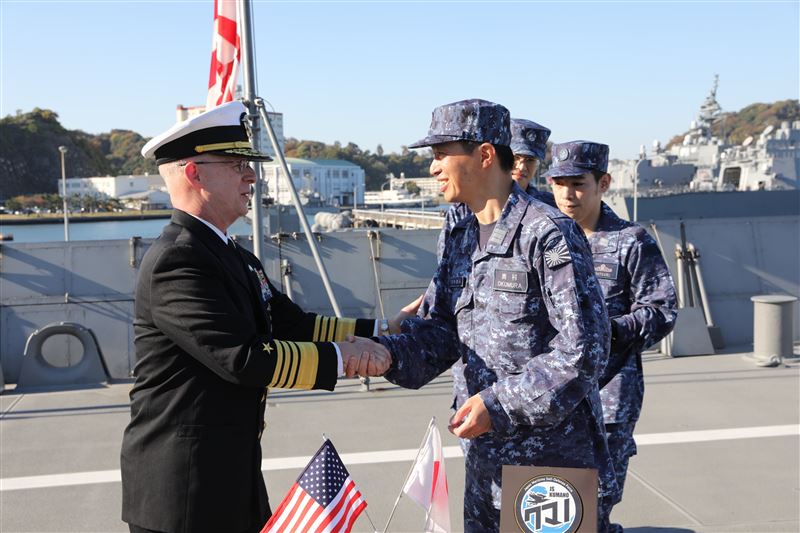 美國海軍作戰部長柯德爾(左)18日訪問日本自衛隊的多功能護衛艦「熊野」號。（圖／翻攝自X平台 @USNavyCNO）