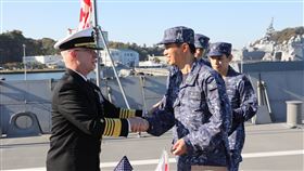 美國海軍作戰部長柯德爾(左)18日訪問日本自衛隊的多功能護衛艦「熊野」號。（圖／翻攝自X平台 @USNavyCNO）