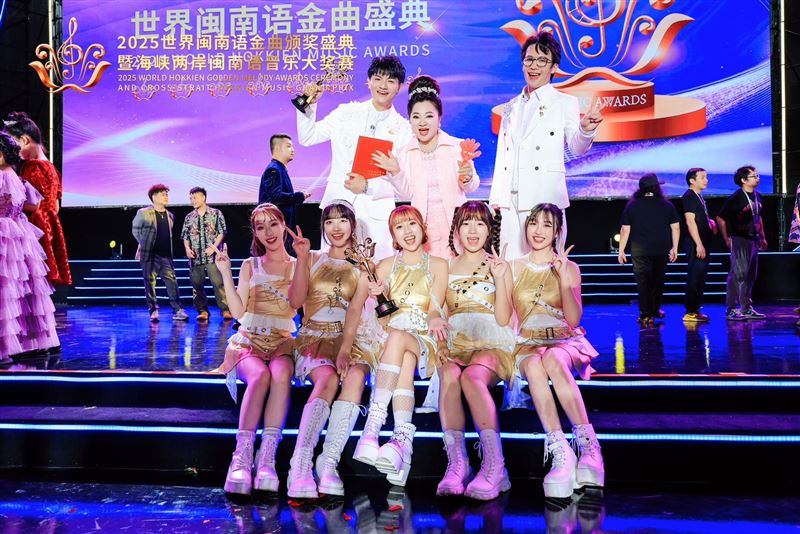 白冰冰(後排中)體恤子弟兵明亮(後排左)、陳思瑋(後排右)與Give me five少女隊的辛苦。（圖／長興影視提供）