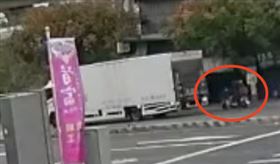 台中,台中市,北屯區,物流車,騎士,乘客,死亡,車禍,肇事,雙載,司機（圖／翻攝畫面）