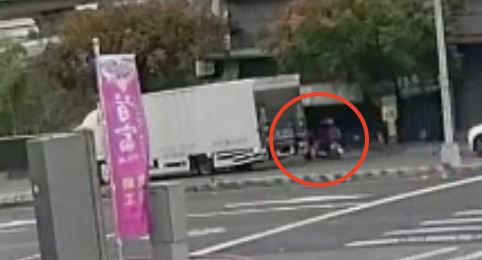 雙載機車從右側直行欲通過，疑似騎至視線死角，與物流車發生碰撞後被捲入車底。（圖／翻攝畫面）