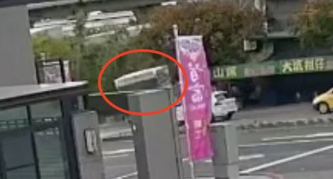 雙載機車與物流車發生碰撞後倒地，2名女子遭右前輪瞬間輾過卡入車底。（圖／翻攝畫面）