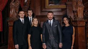 英國足球名將貝克漢（David Beckham，右2）11月4日在英國溫莎城堡接受英王冊封爵位，妻子維多利亞（Victoria Beckham，右1）及兒女們也陪同出席。左二為貝克漢年僅20歲的小兒子克魯茲（Cruz Beckham）。（圖／翻攝自貝克漢臉書）