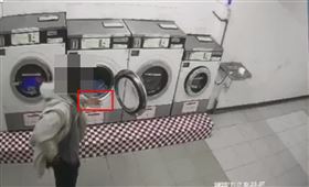 林女拿取洗衣機內的衣物時被刀片割傷。（圖／民眾提供）