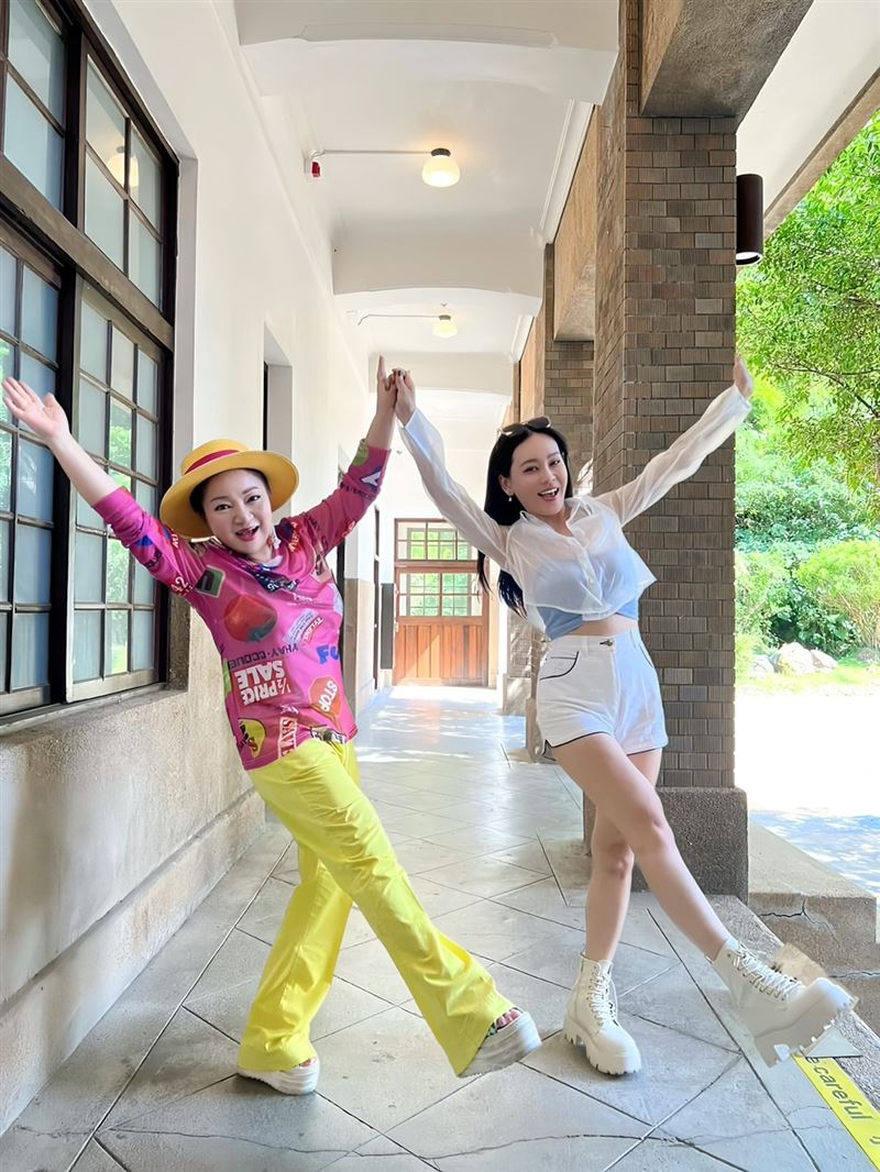 2.白冰冰（左）很喜歡蔡亞露的唱跳表現。（圖／長興影視提供）