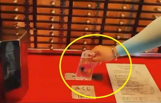 日本與網友砲轟該行為「毫無敬意」、「這不是求籤，是侮辱。」、甚至還有網友說「死人才用冥紙，這是在詛咒自己嗎？」（圖／翻攝Ｘ）